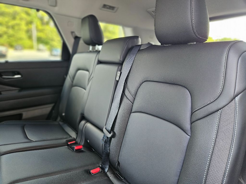 2025 Nissan Pathfinder SL photo 18