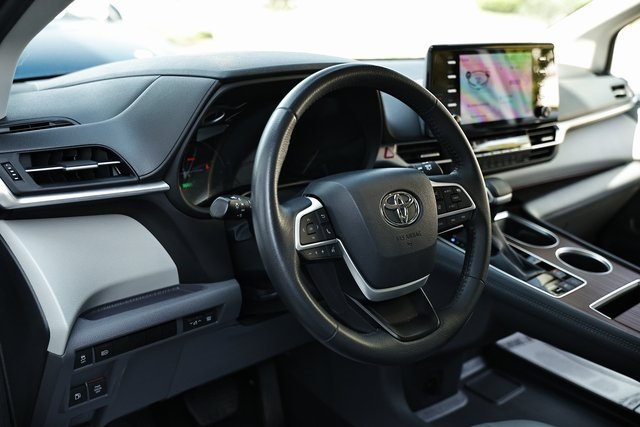 2024 Toyota Sienna XLE photo 17