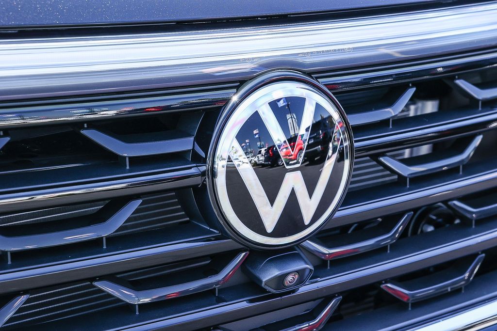 2025 Volkswagen Atlas Cross Sport SEL Premium R-Line photo 2