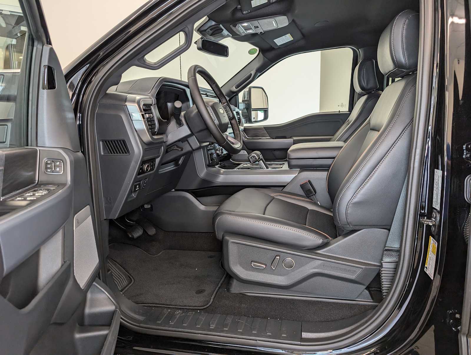 2025 Ford F-150 Lariat photo 3