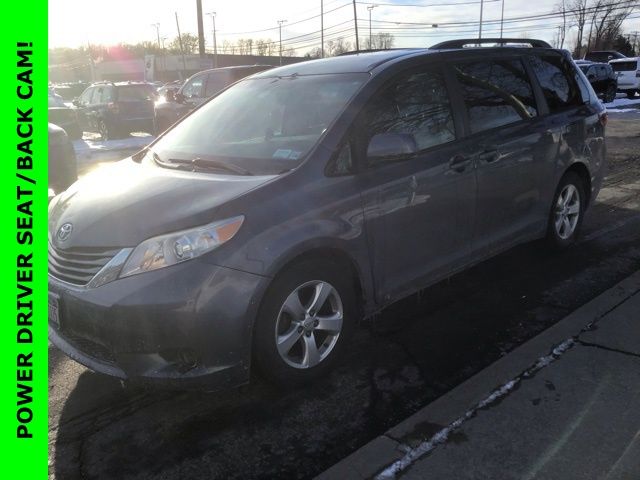 2015 Toyota Sienna LE's photo