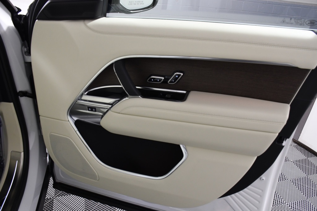 2025 Land Rover Range Rover SE photo 17