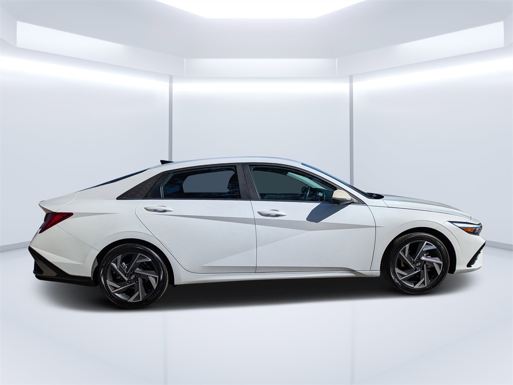 2024 Hyundai Elantra Limited photo 2