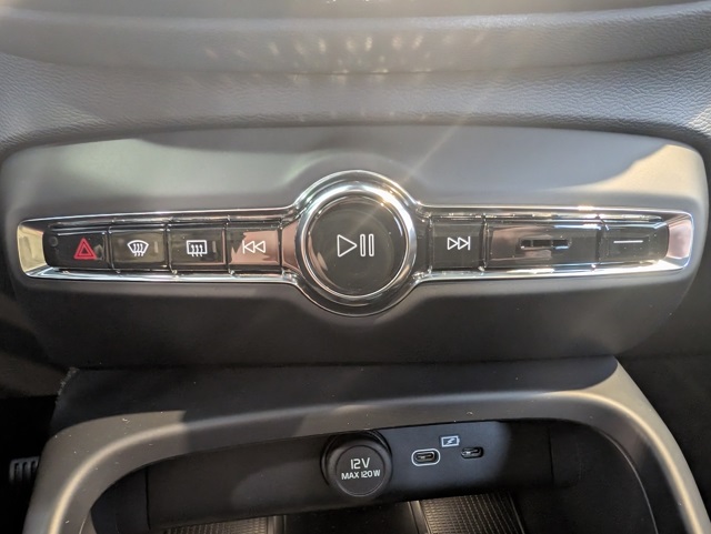 2025 Volvo XC40 photo 18