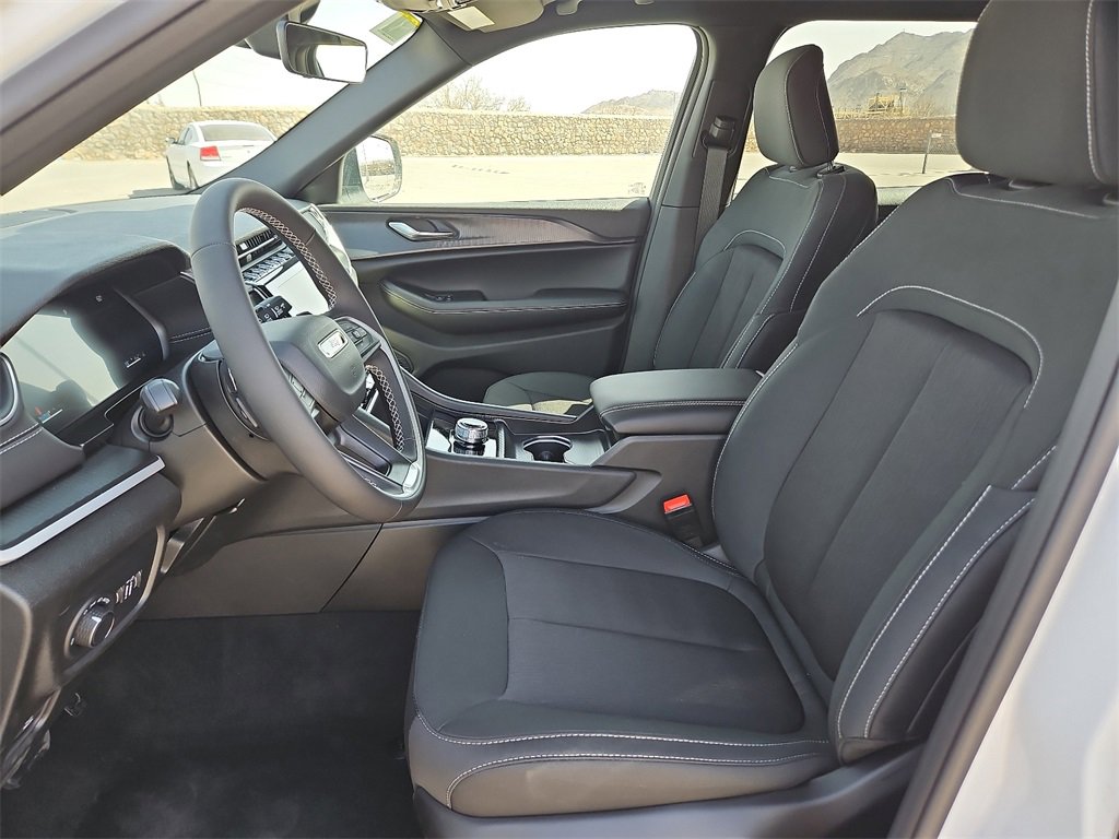 2025 Jeep Grand Cherokee Laredo photo 11