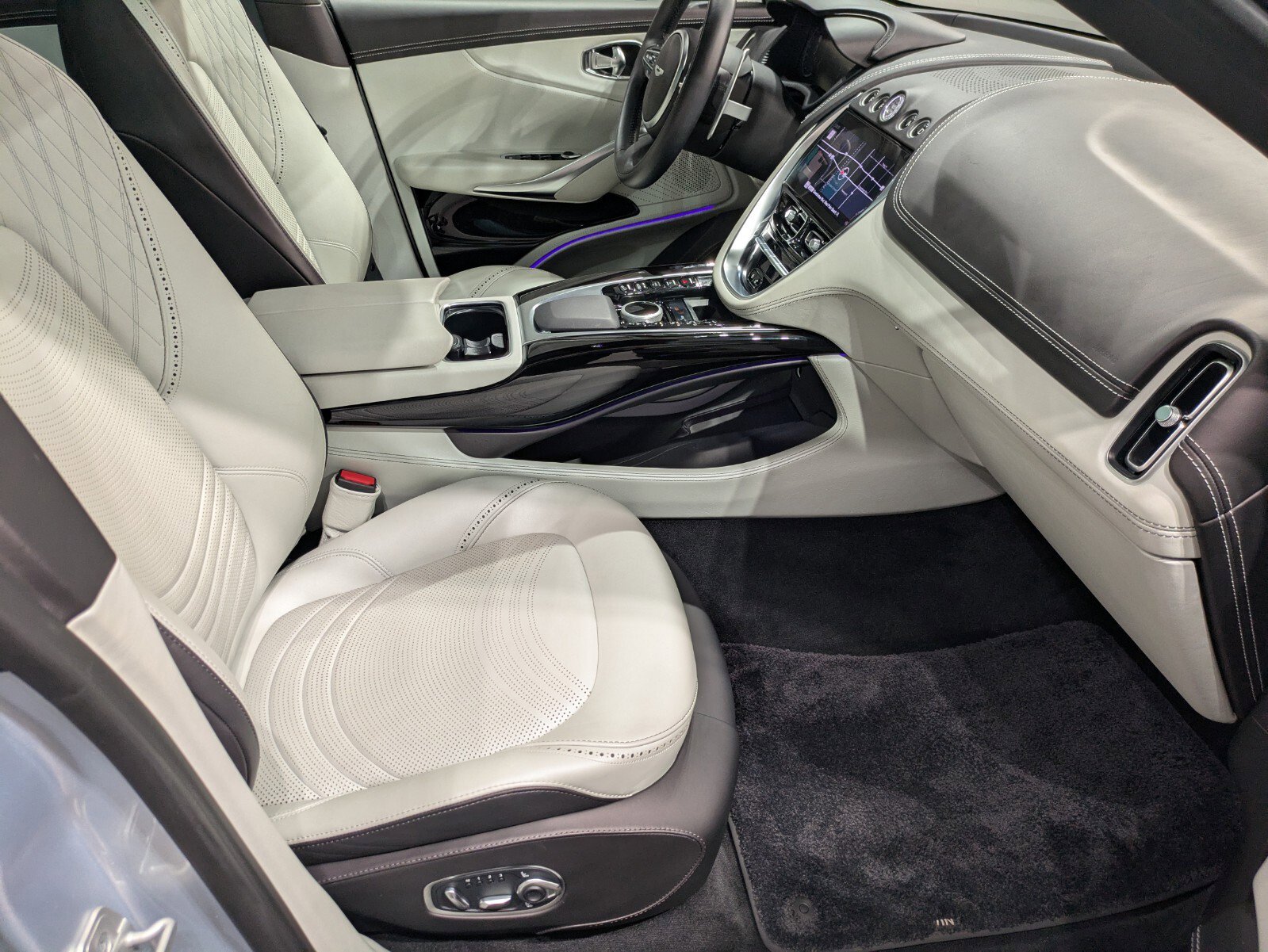 2024 Aston Martin DBX photo 23