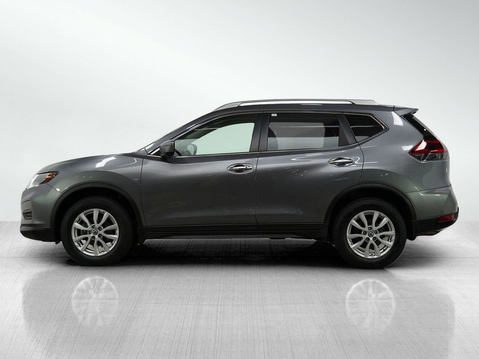 Used 2018 Nissan Rogue SV with VIN KNMAT2MV1JP577237 for sale in Burnsville, Minnesota