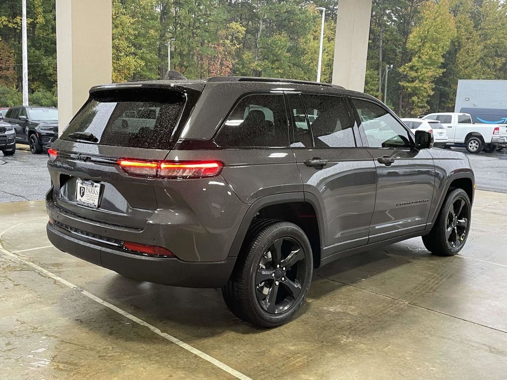 2025 Jeep Grand Cherokee Laredo Altitude photo 4
