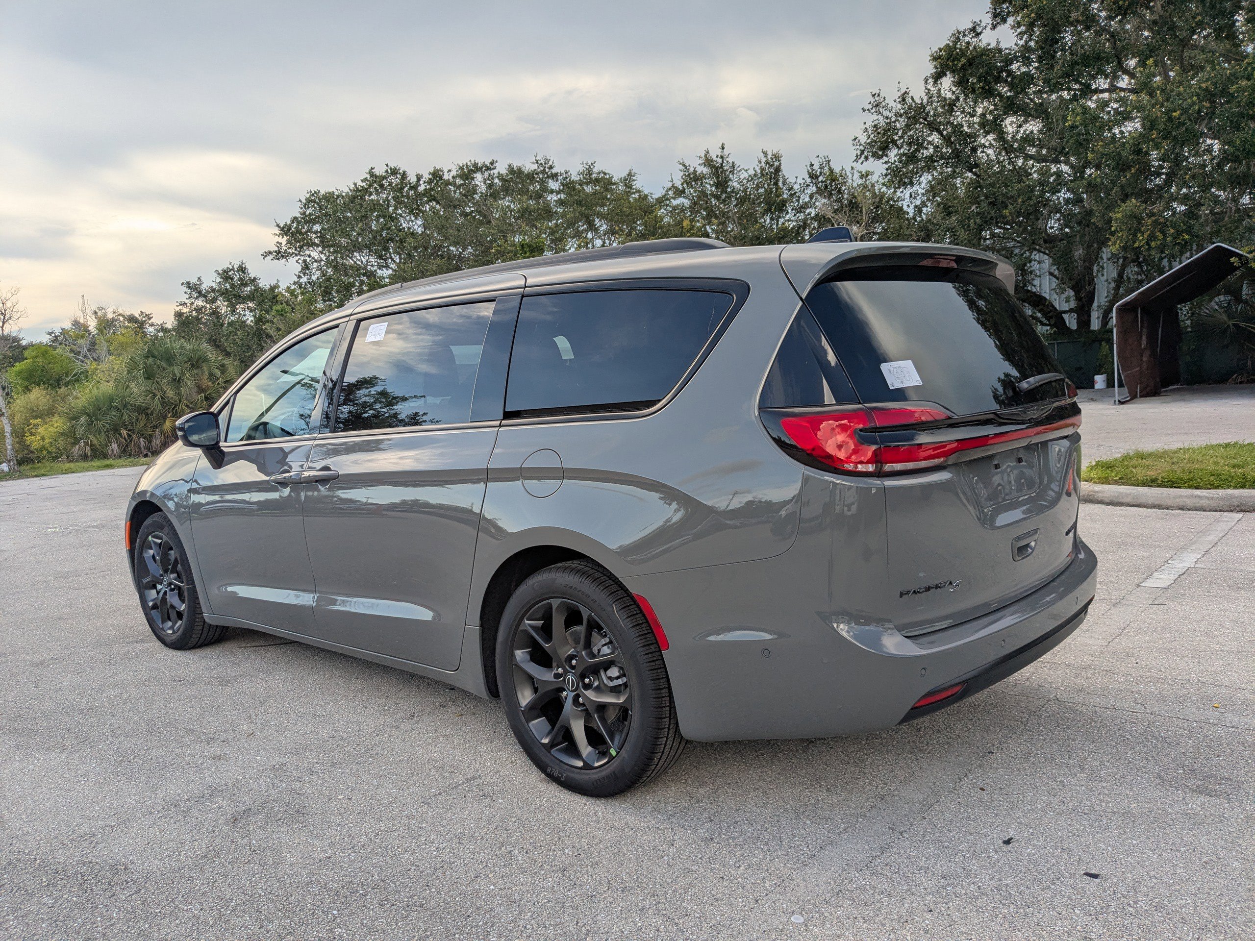 2025 Chrysler Pacifica Limited photo 4