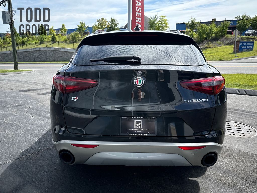 2022 Alfa Romeo Stelvio Ti photo 2
