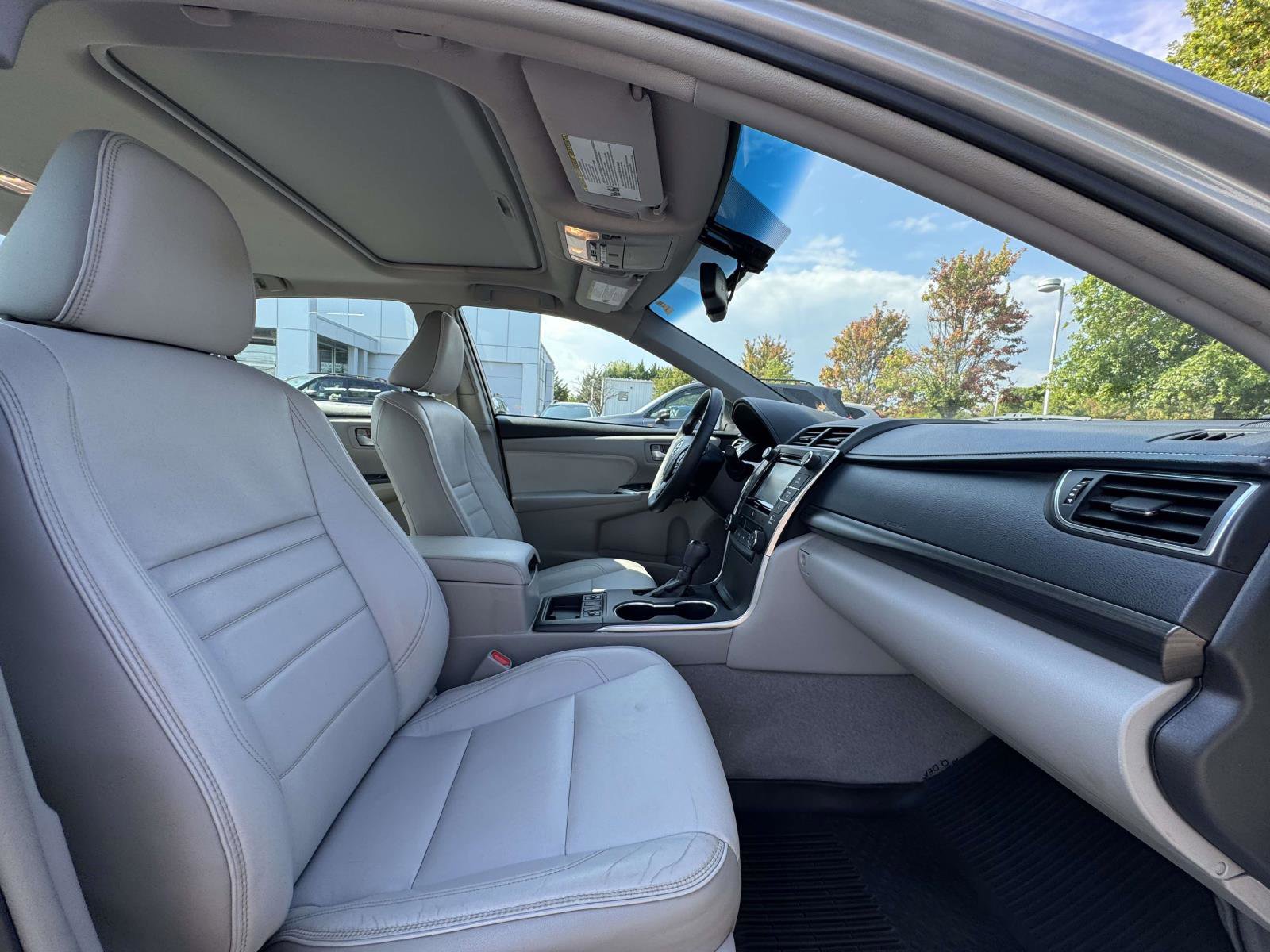2017 Toyota Camry XLE photo 9
