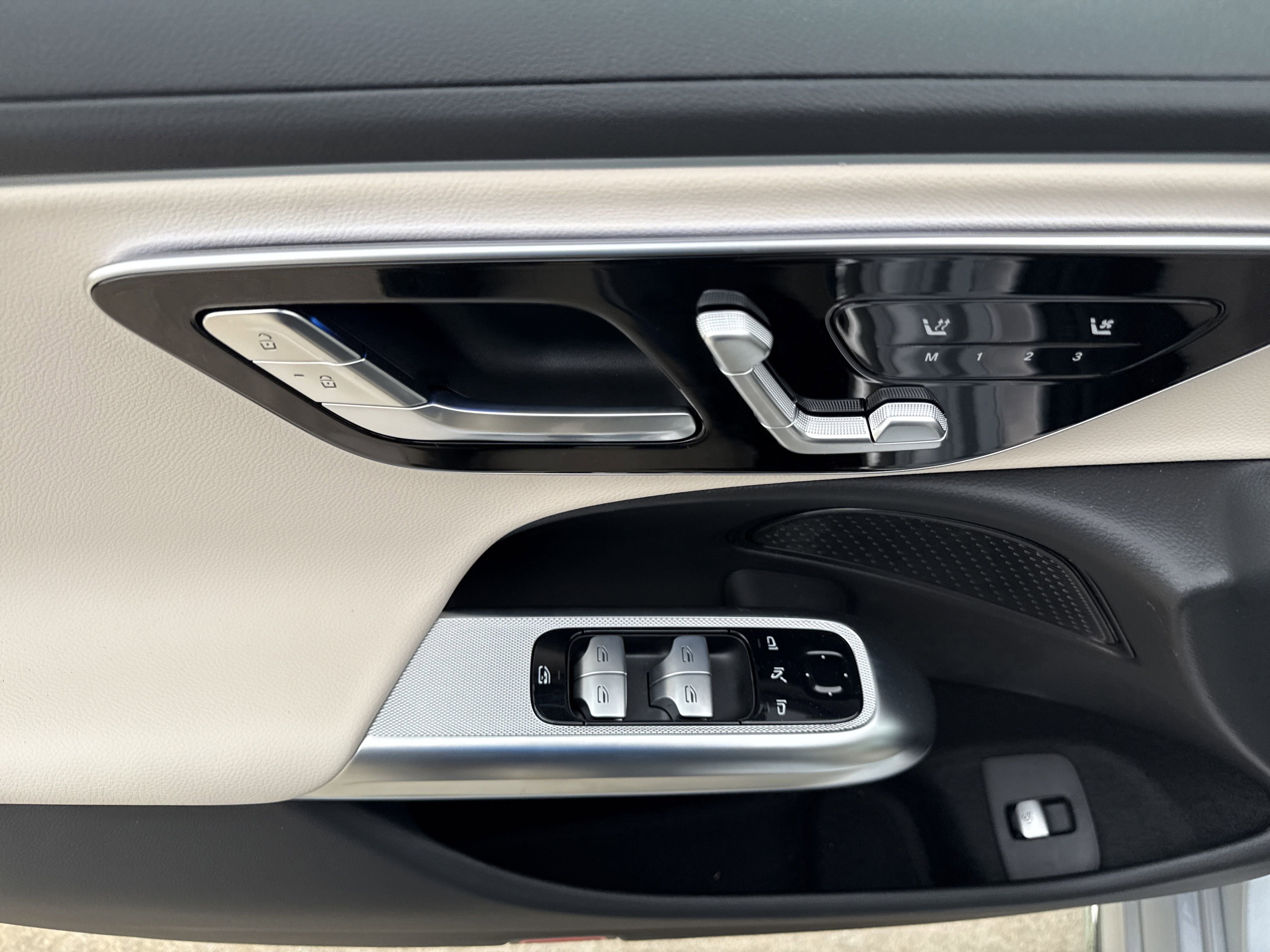 2025 Mercedes Benz E 350 4MATIC photo 3