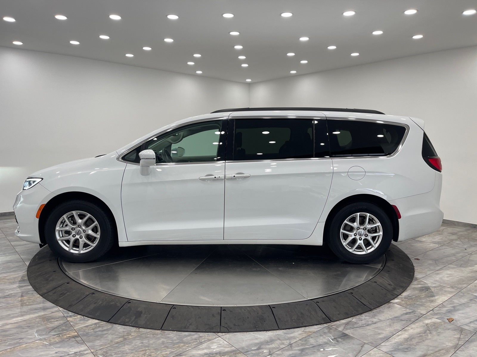 2022 Chrysler Pacifica Touring L photo 4