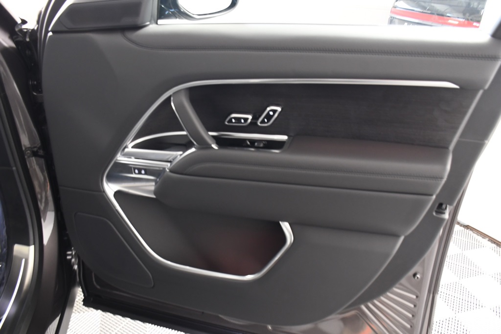 2025 Land Rover Range Rover SE photo 16
