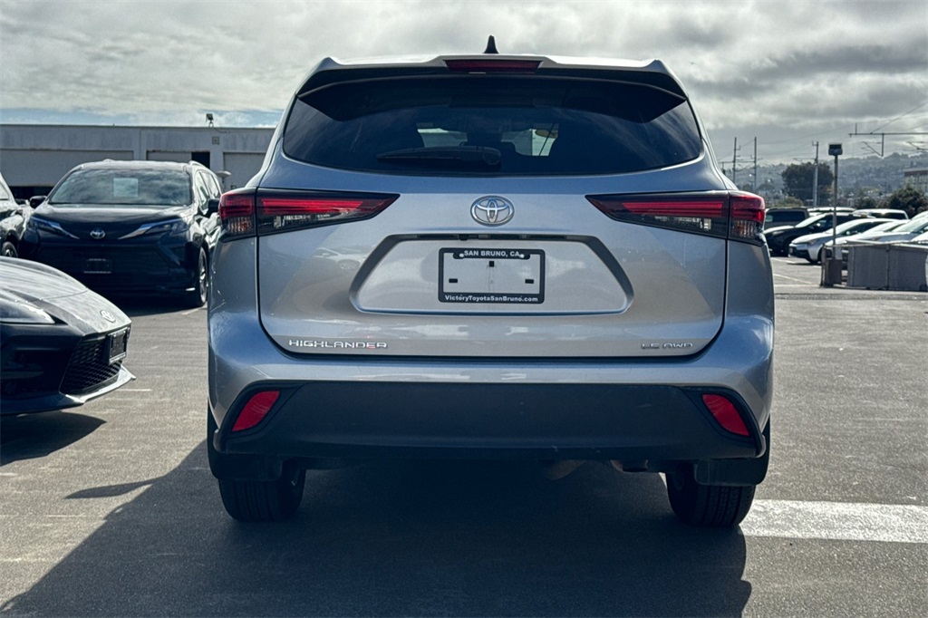 2024 Toyota Highlander LE photo 3