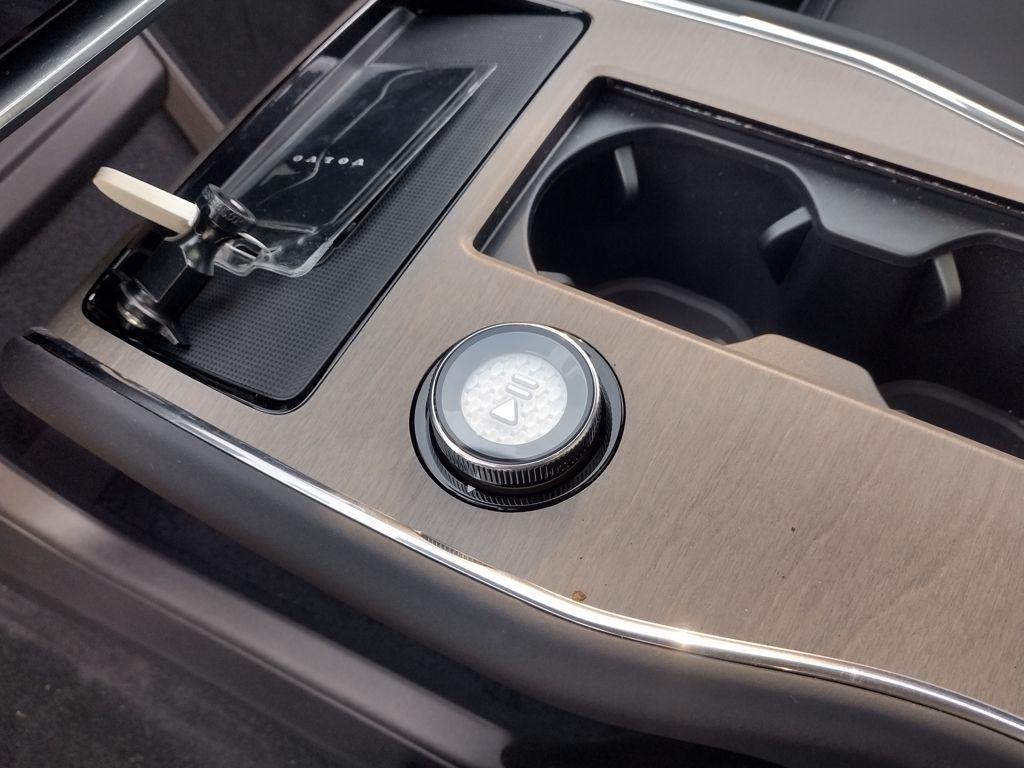 2025 VOLVO EX90 - Image 17