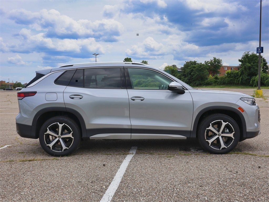 2025 Volkswagen Tiguan SE photo 3