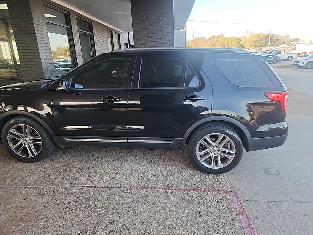 2016 Ford Explorer XLT photo 2