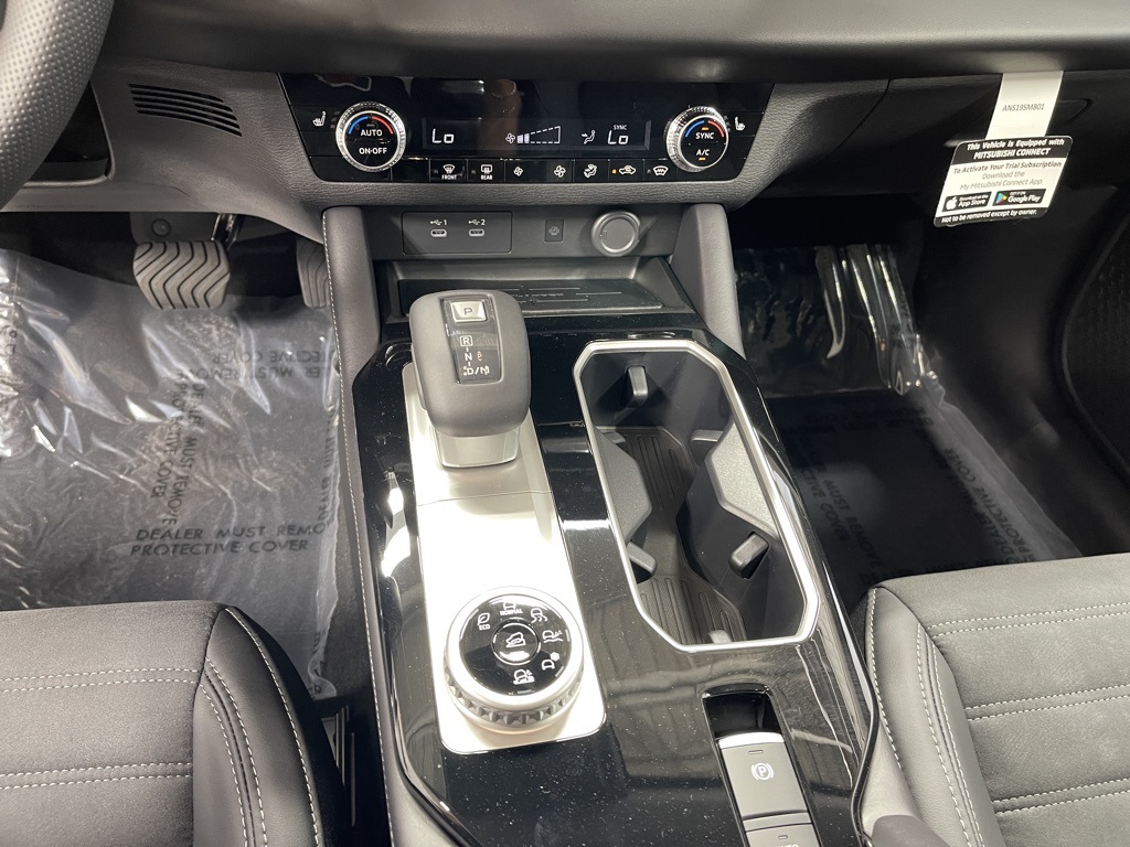 2025 Mitsubishi Outlander SE photo 13