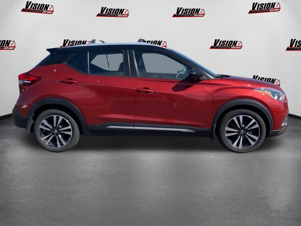 2020 Nissan Kicks SR photo 3