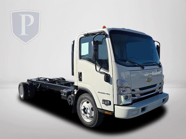 2025 Chevrolet Silverado 4500HD photo 2