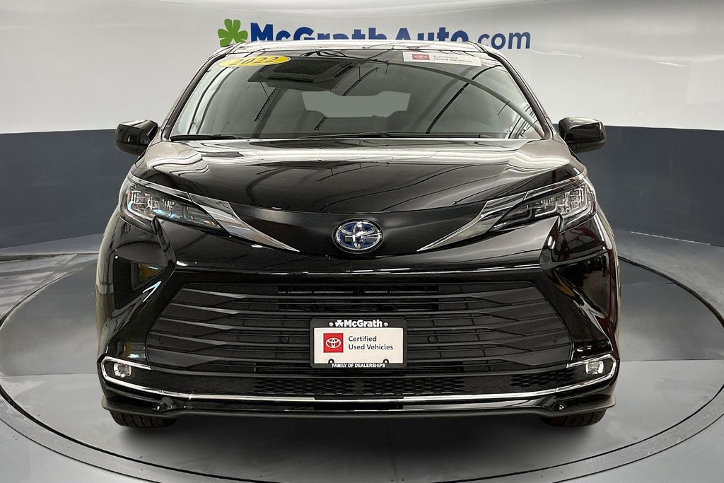 2022 Toyota Sienna XLE photo 3
