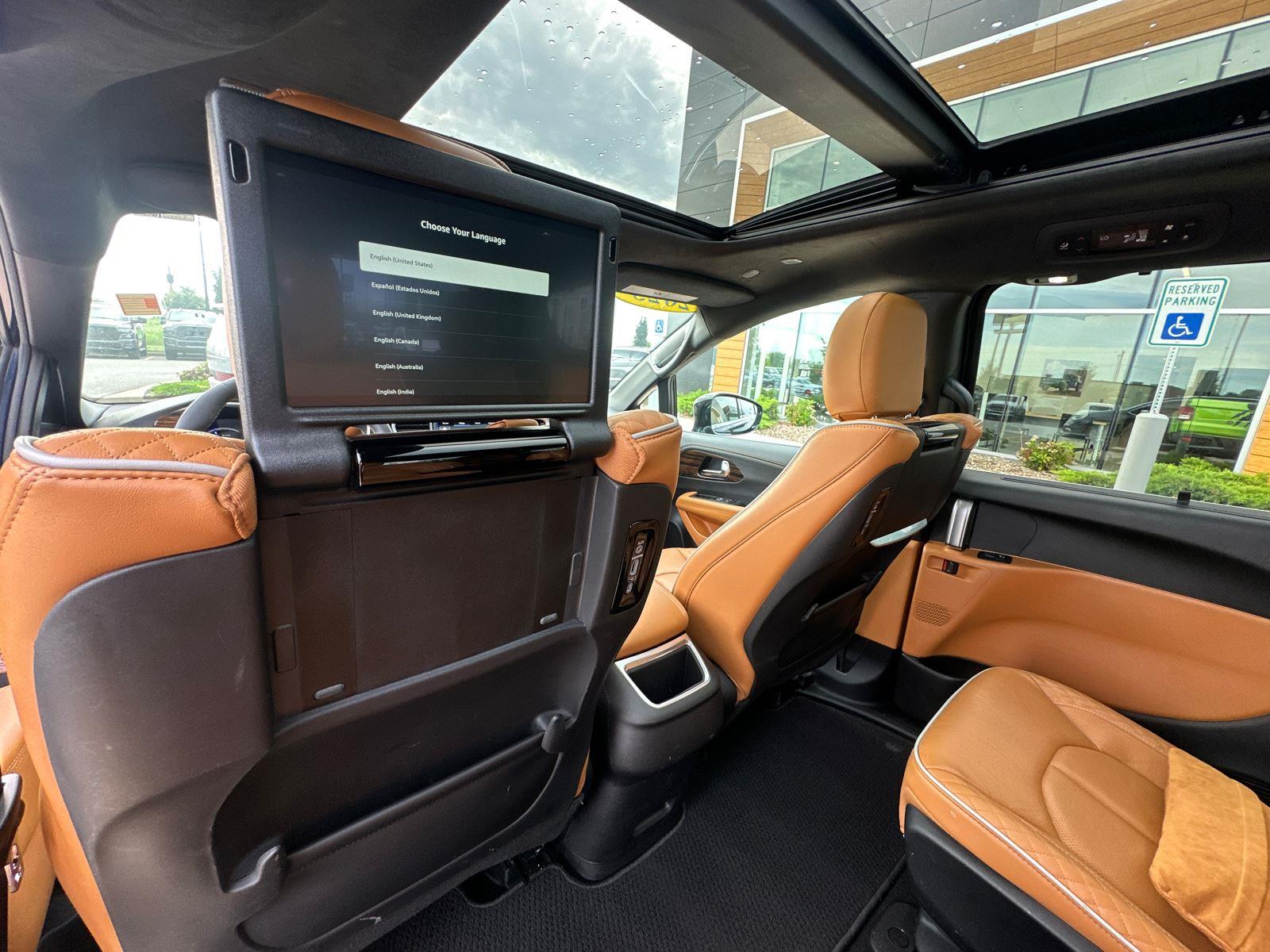 2023 Chrysler Pacifica Hybrid Pinnacle photo 35