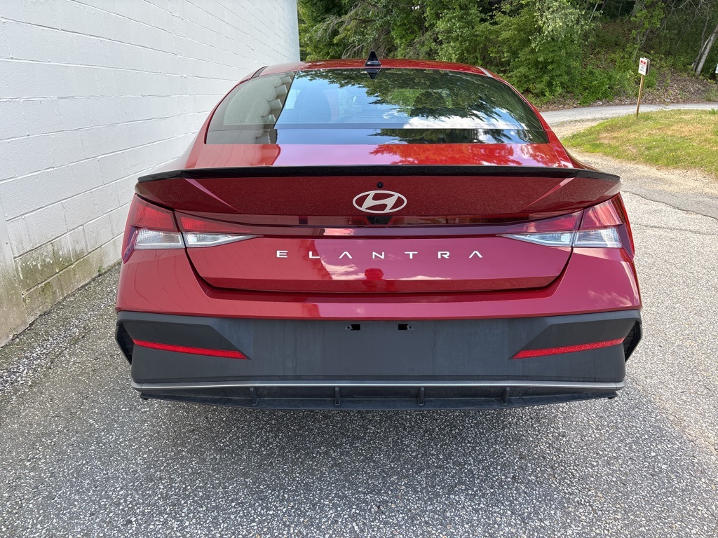 2025 Hyundai Elantra SEL Sport photo 3