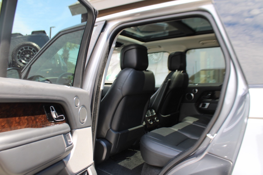 2020 Land Rover Range Rover HSE photo 27