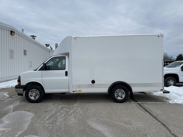 2024 Chevrolet Express Cutaway 3500 photo 2