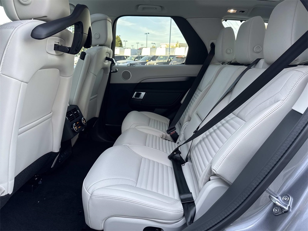2026 Land Rover Discovery photo 14
