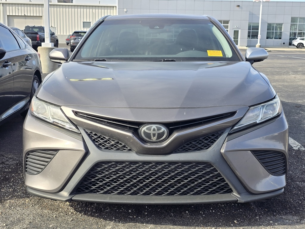 2018 Toyota Camry SE photo 2