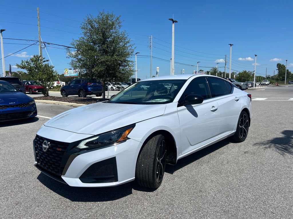 2025 Nissan Altima 2.5 SR photo 3