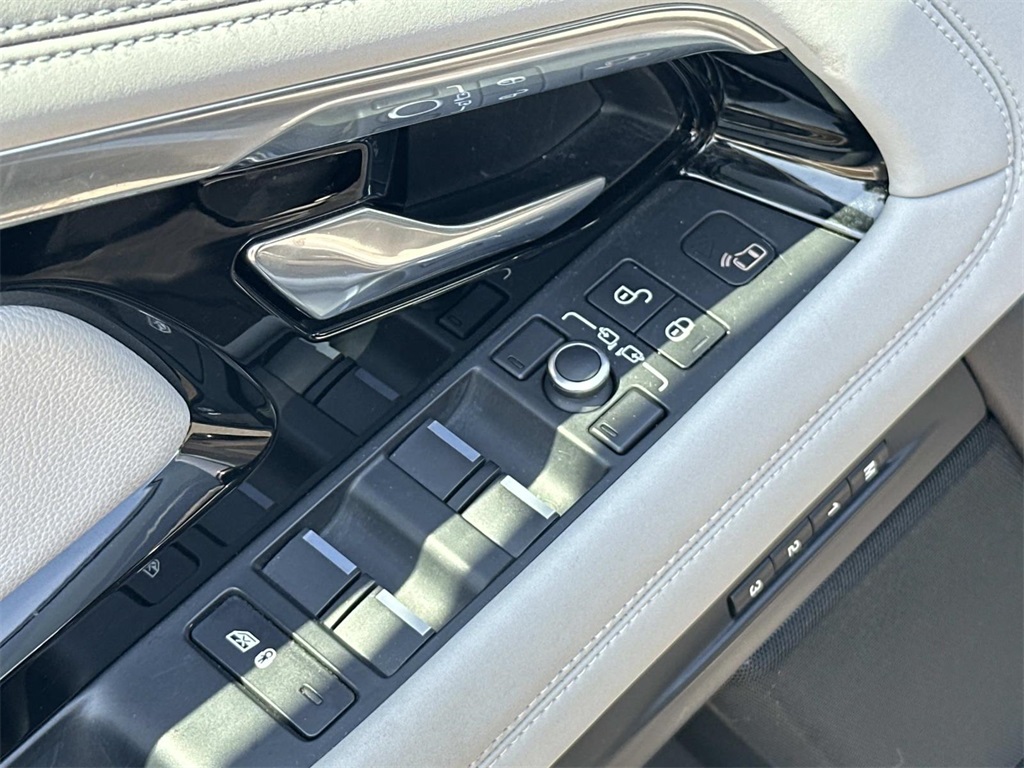 2020 Land Rover Range Rover Evoque SE photo 24