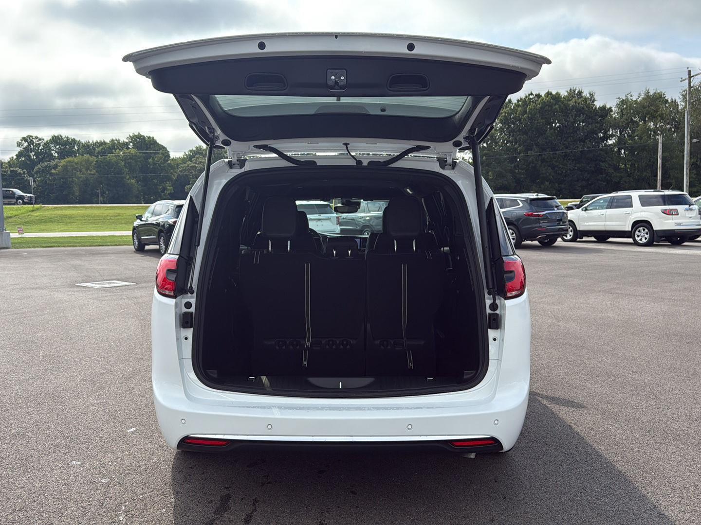 2026 Chrysler Pacifica photo 12