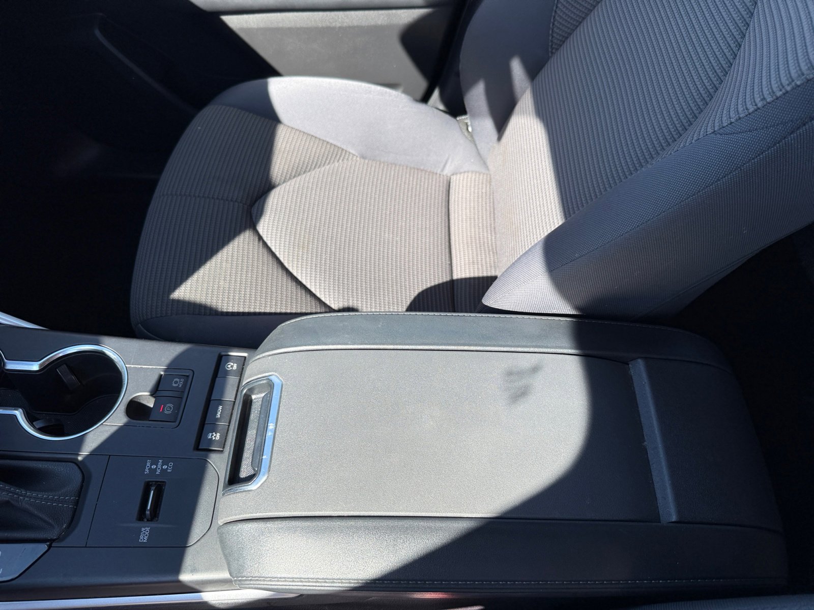 2022 Toyota Highlander LE photo 14