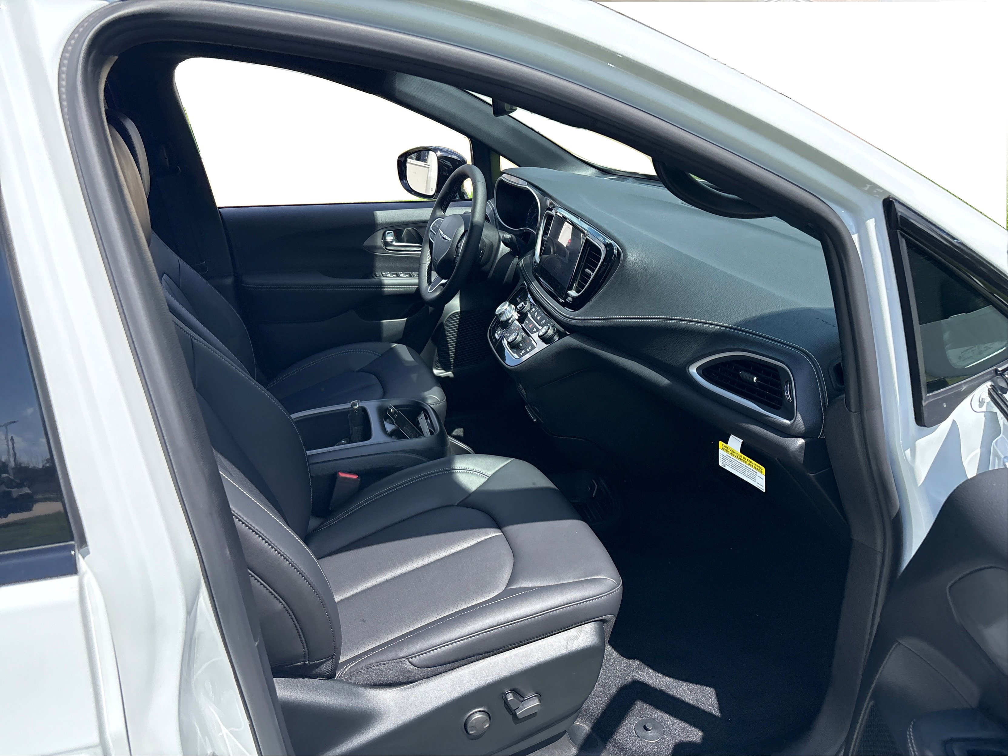 2025 Chrysler Pacifica photo 14
