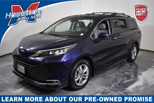 2023 Toyota Sienna XLE's photo