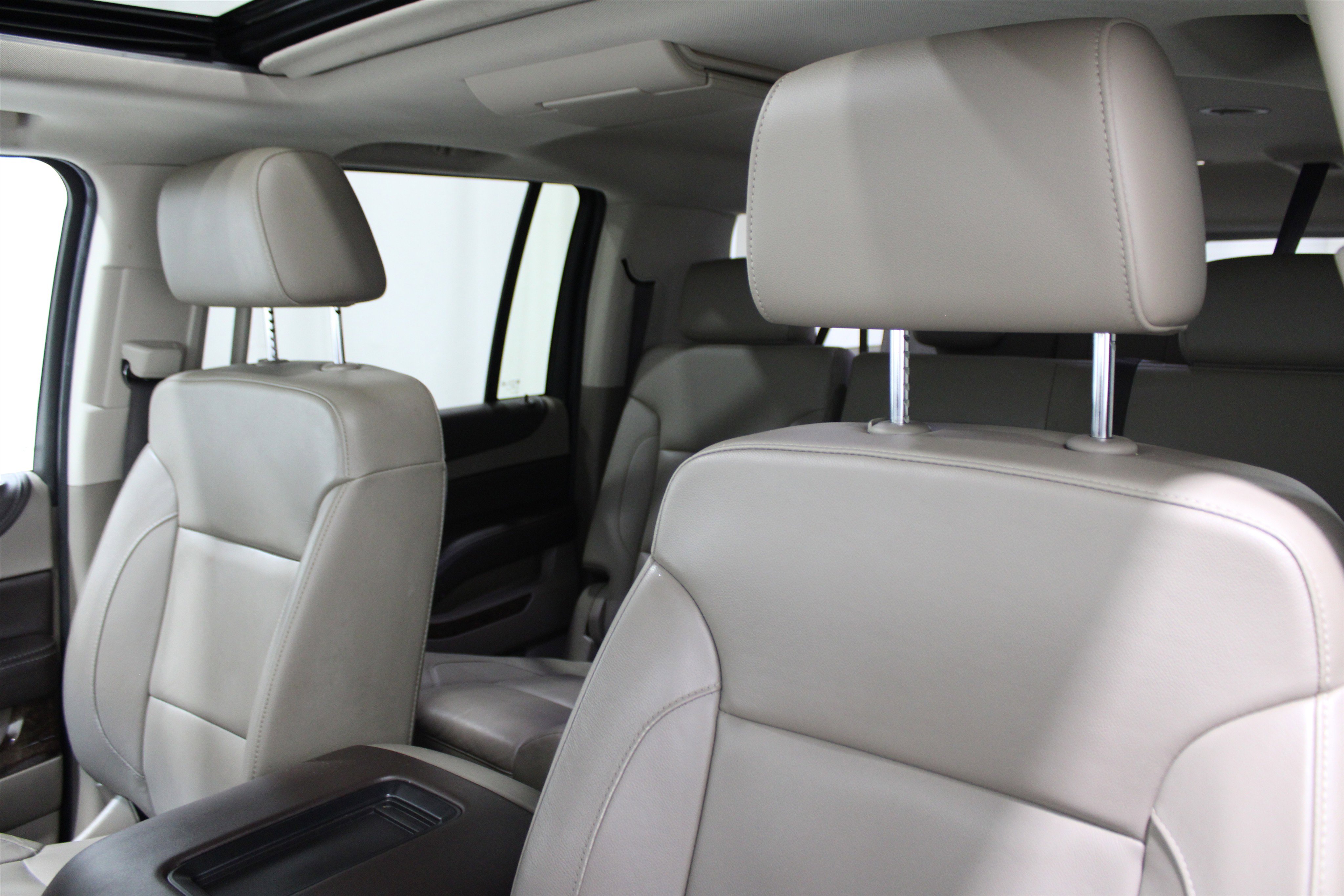 2018 Chevrolet Suburban LT photo 4