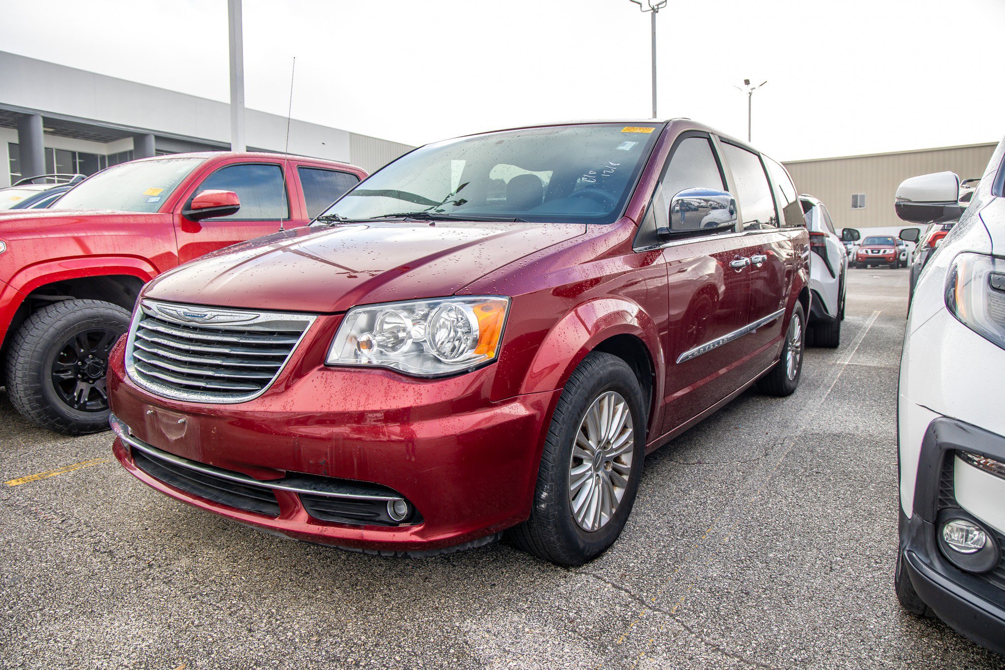 2015 Chrysler Town & Country Limited's photo