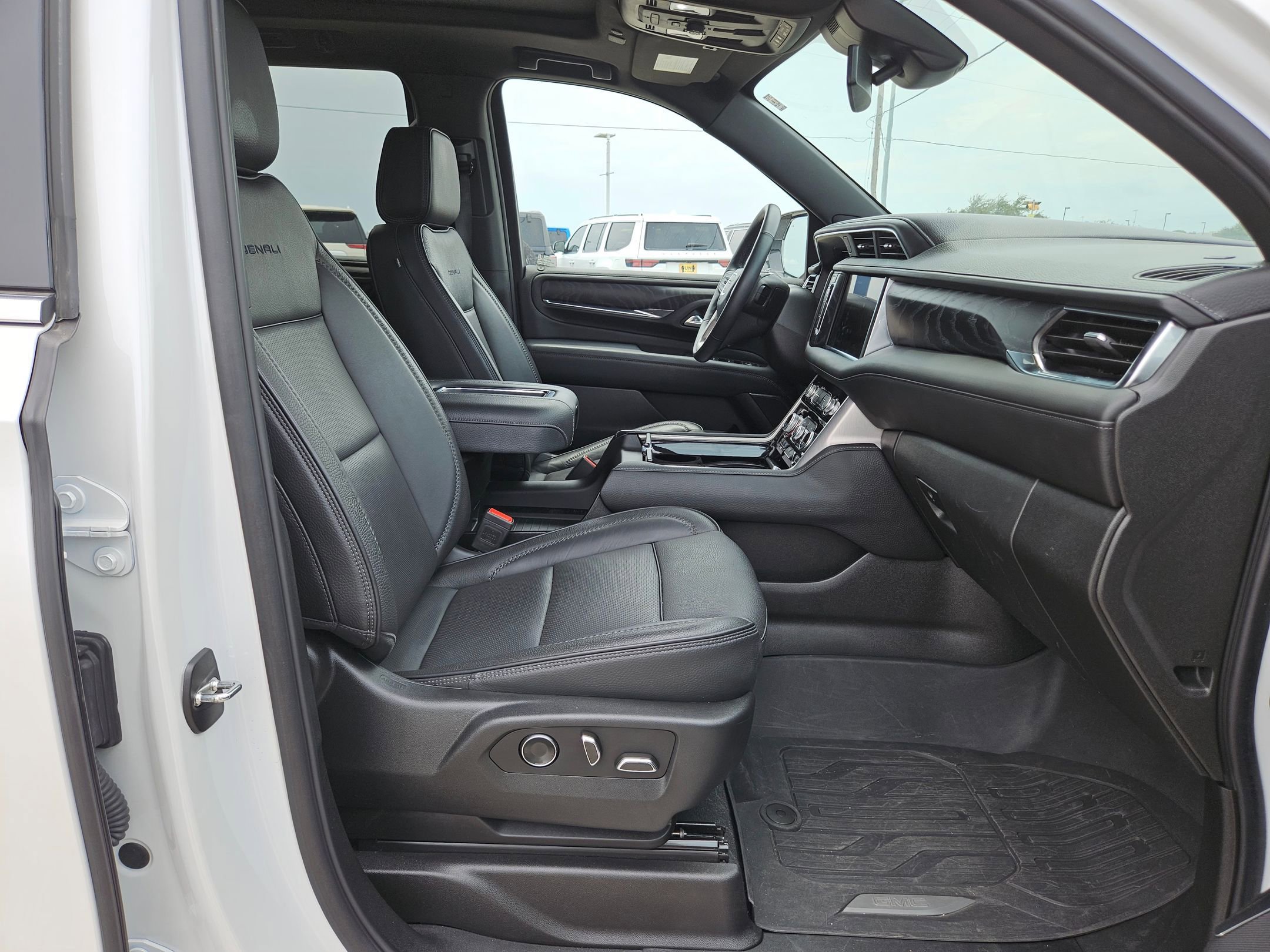 2024 Gmc Yukon Denali photo 24