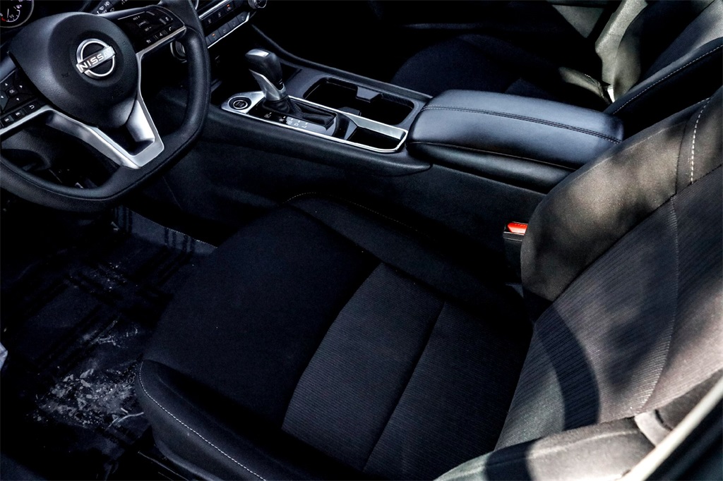 2025 Nissan Sentra SV photo 13