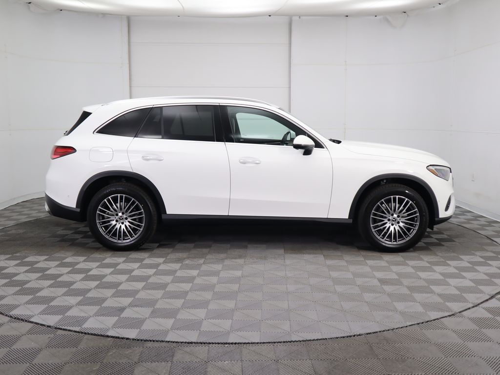 2025 Mercedes Benz GLC 300 photo 3