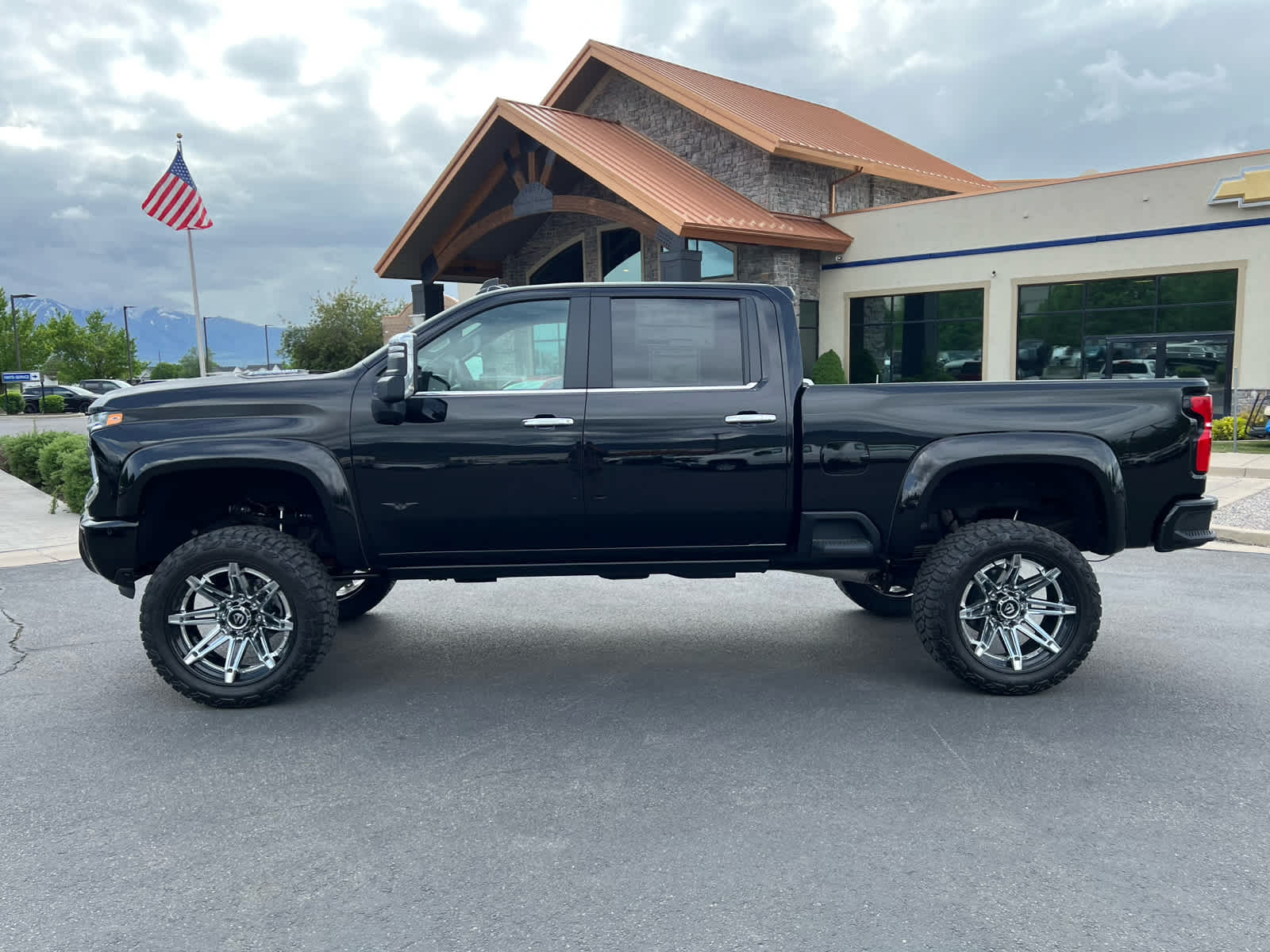 2025 Chevrolet Silverado 2500HD LT photo 2