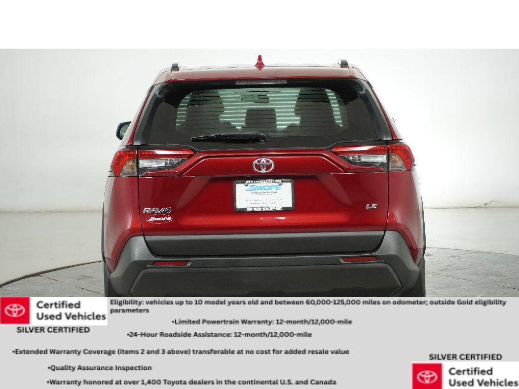 2021 Toyota RAV4 LE photo 4