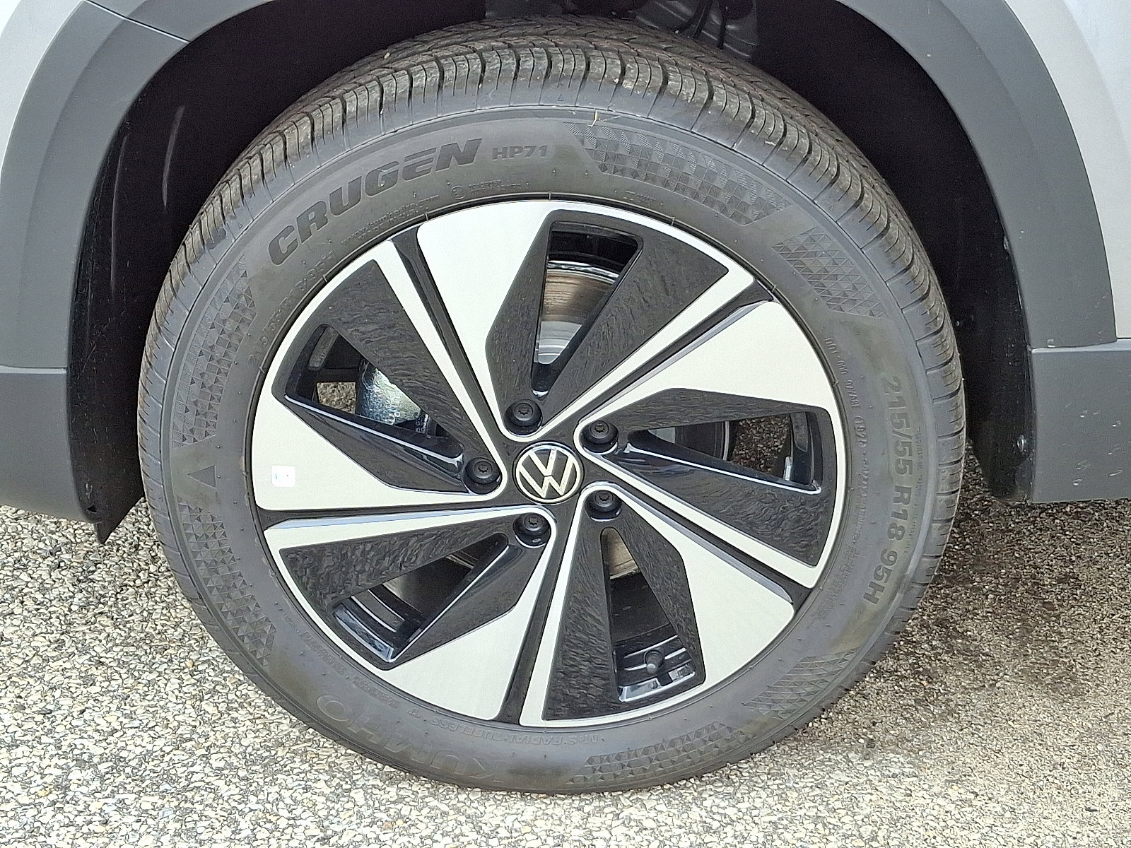 2025 Volkswagen Taos SE photo 3