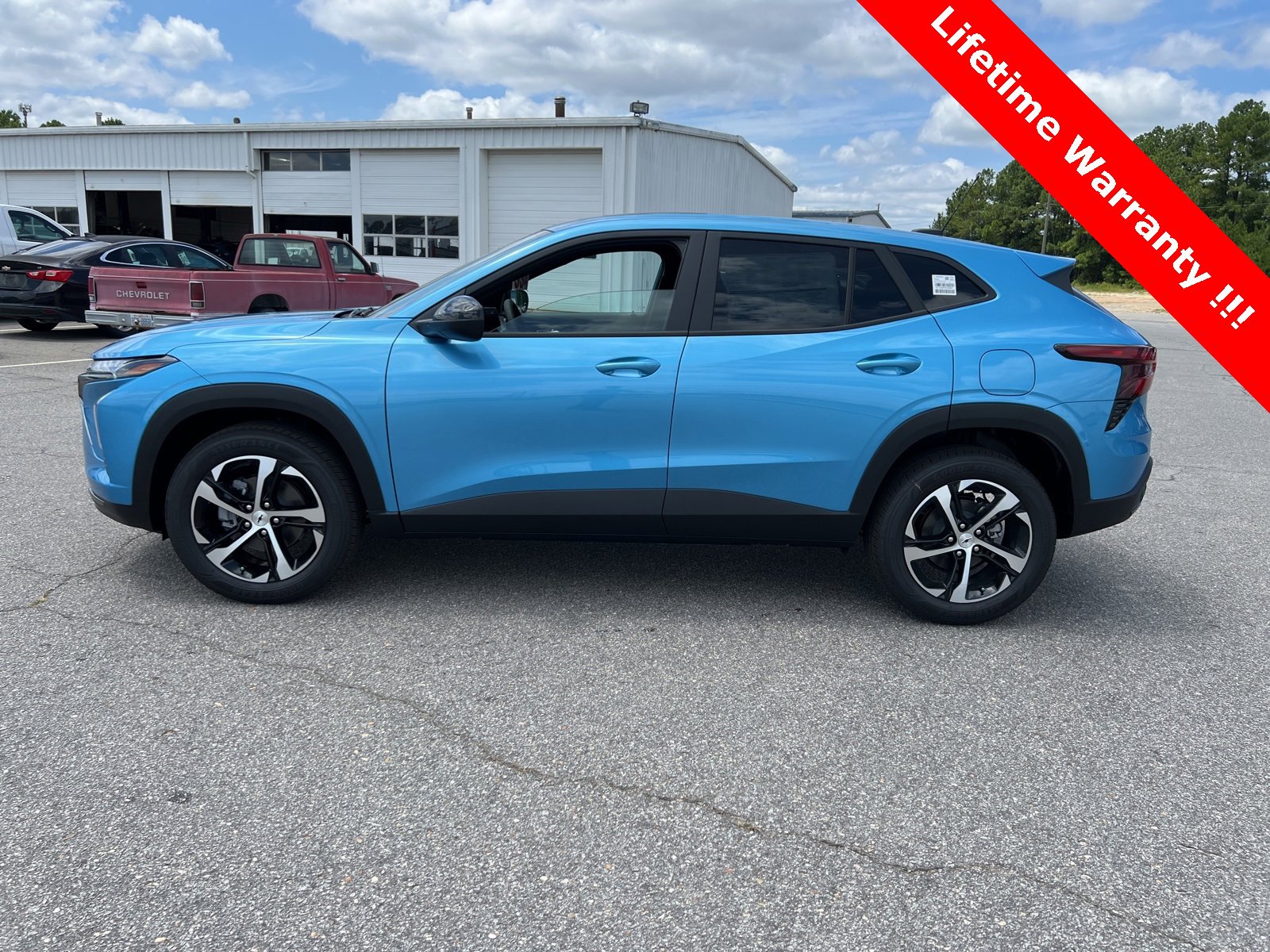 2025 Chevrolet Trax photo 2