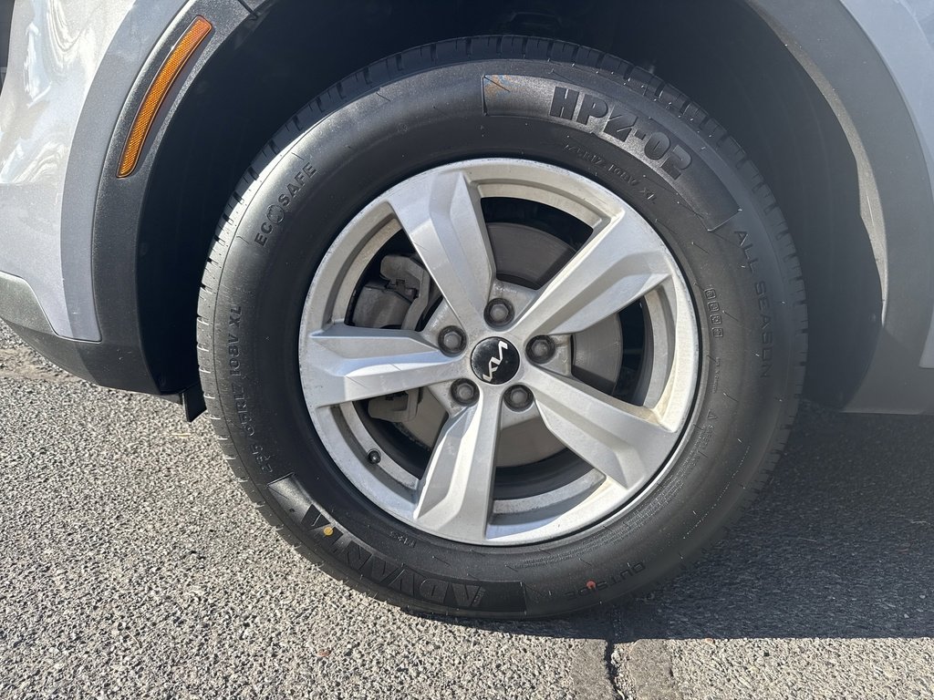 2022 Kia Sorento LX photo 13