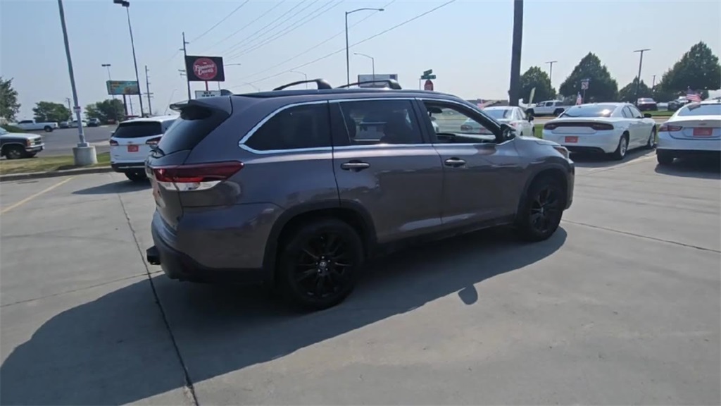 2019 Toyota Highlander SE photo 2