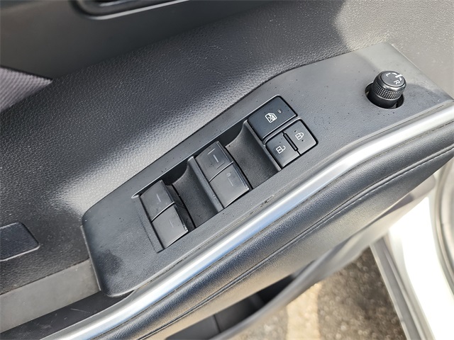 2021 Toyota Highlander LE photo 10